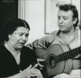 La Perrata con su hijo El Lebrijano en su casa. Lebrija, 1983